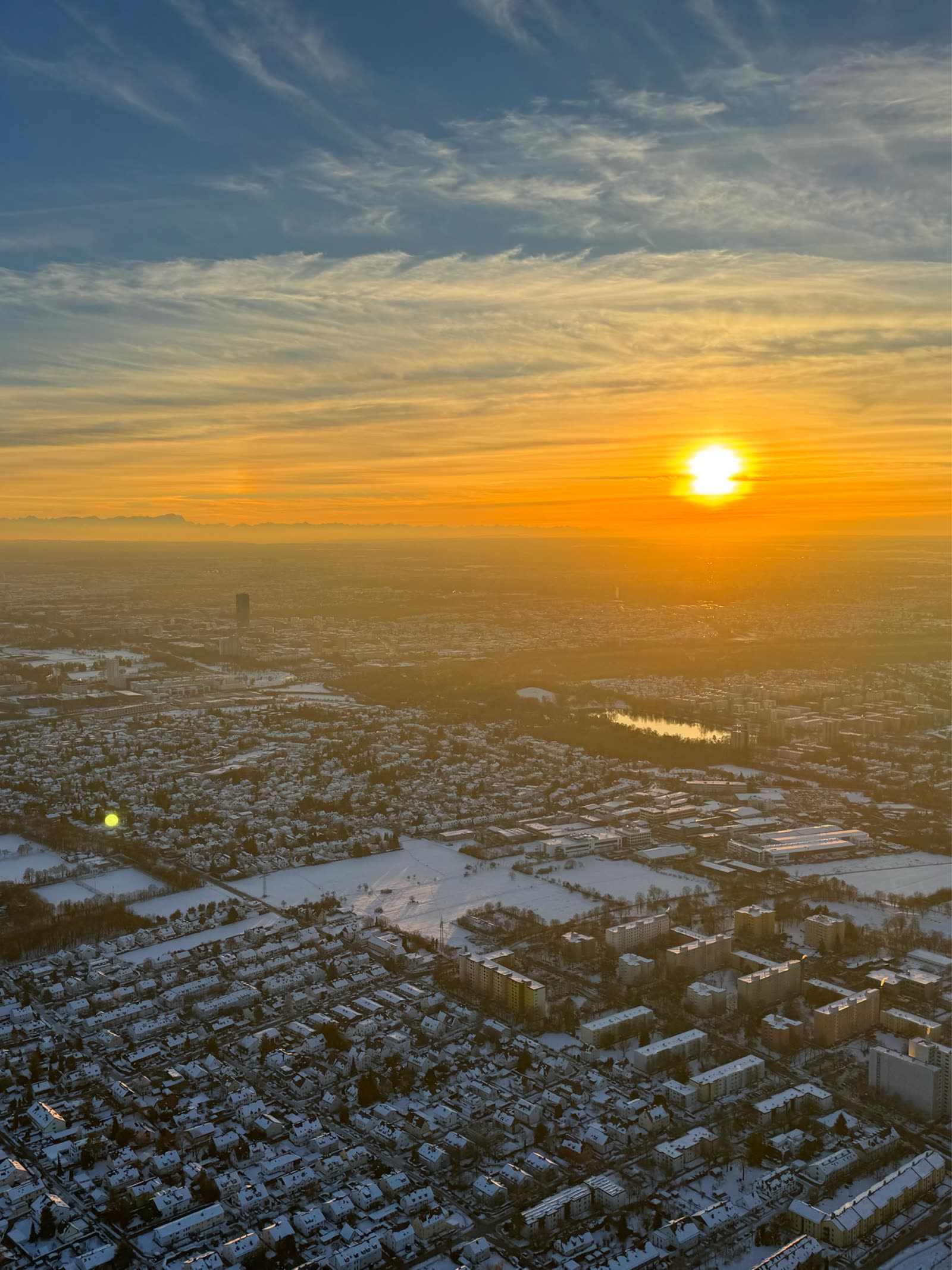 Blick aus der Luft auf das winterliche München bei tiefstehender Sonne