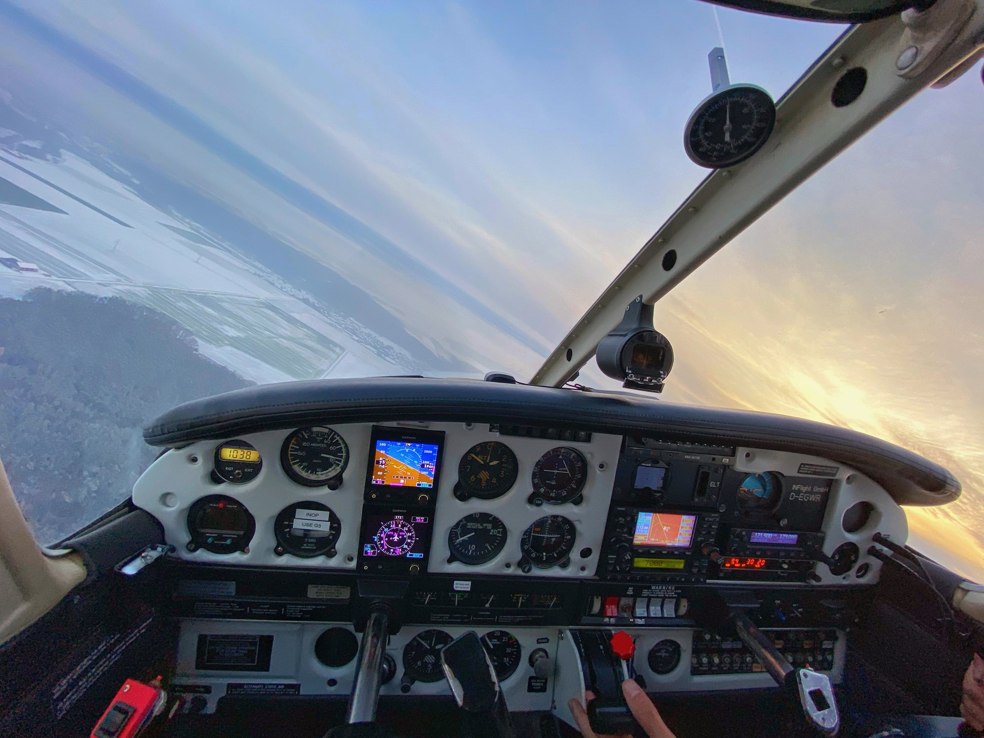 Instrumentenpanel eines Flugzeugcockpits im Abendlicht