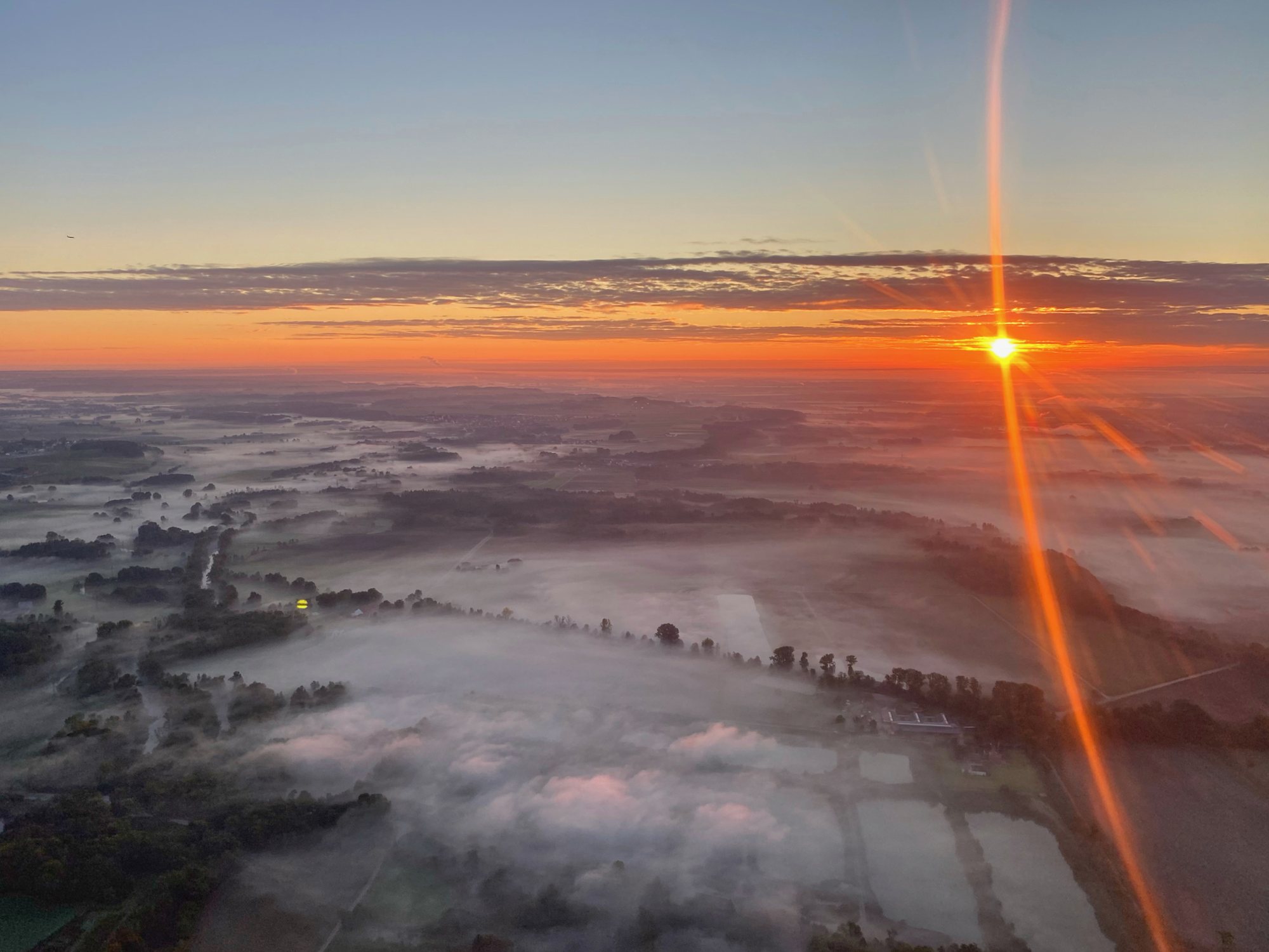 Sonnenaufgang über Nebelfeldern aus der Luft